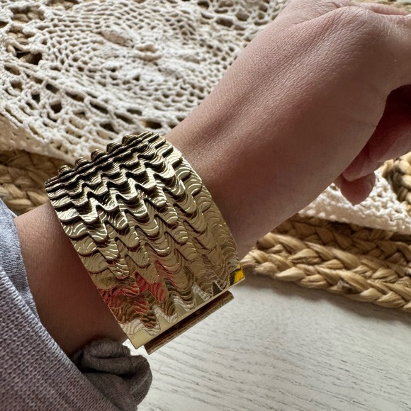 GOLD CUFF - Picture 4 of 12
